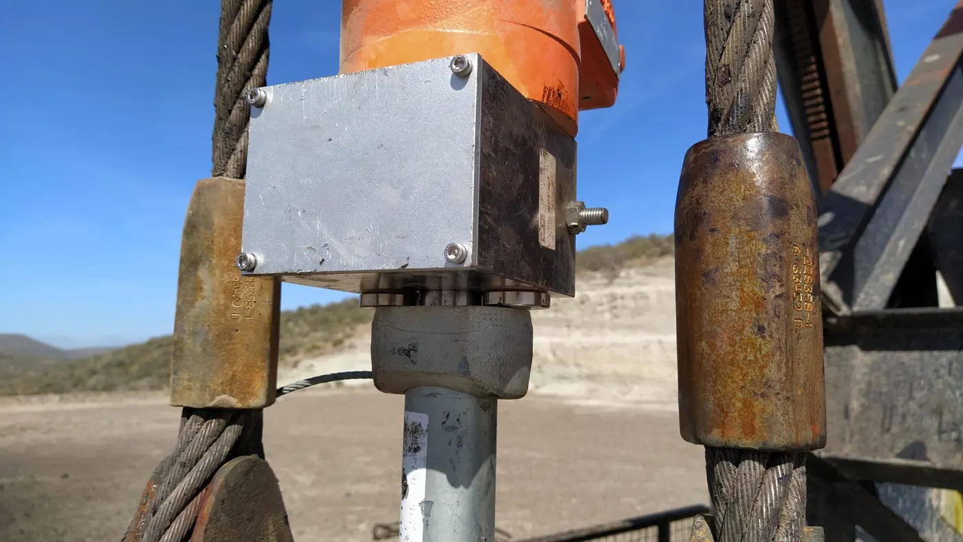 Dinamômetro WellSentinel instalado na haste polida de um poço de bombeio mecânico